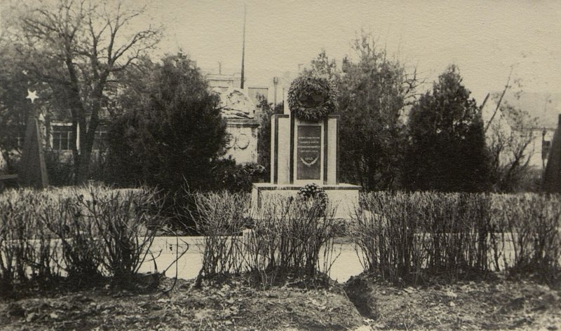 Фотография: г. Деречка. Памятник-монумент на отдельной братской могиле
