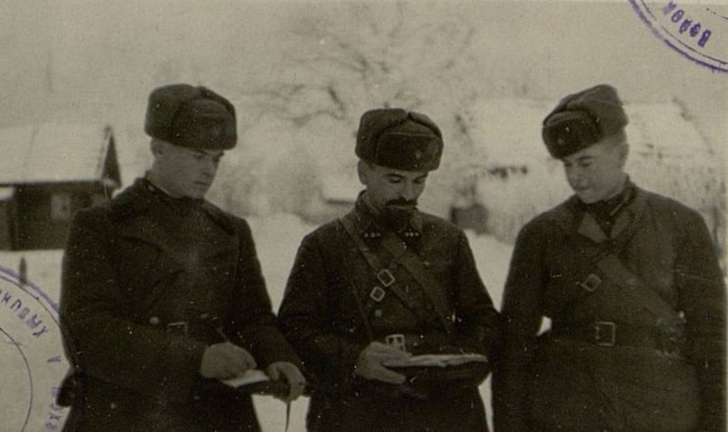 Image: The combat crew of the Koganets brothers on reconnaissance (In the center, the tank commander, senior lieutenant Alexander Koganets, on the left - the driver-mechanic - senior sergeant Alexey Koganets and on the right - the gun commander Red Army soldier Ivan Koganets)