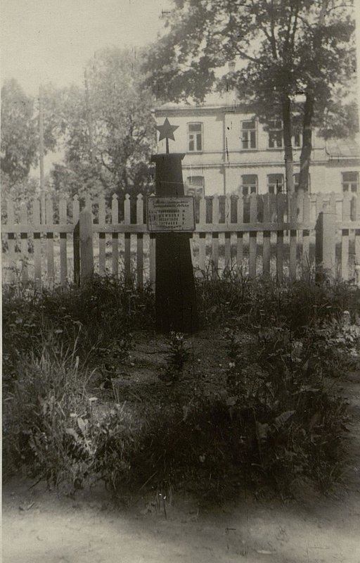 Фотография: Воинское захоронение красноармейцев Тукдалевшиева М., Комилова Б., Кезангулова Ф., Трефилова Д.
