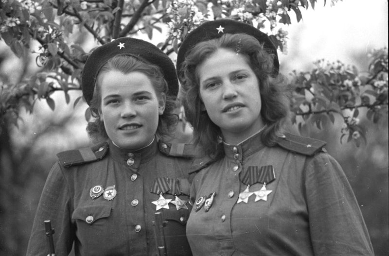 Бойцы отдельной снайперской роты 3-й ударной армии старший сержант О.С. Марьенкина и младший лейтенант Н.П. Белоброва