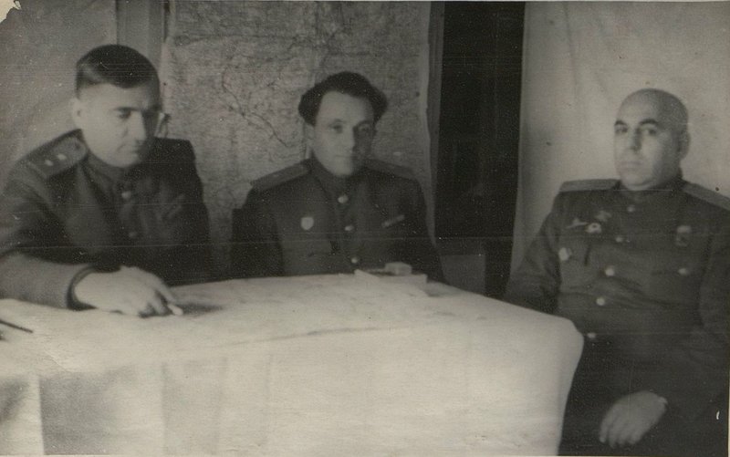 Фотография: Военный совет 5 гвардии армии разрабатывает операцию гвардии генерал-лейтенант Жадов, гвардии генерал-майор Кривулин, гвардии генерал-майор Сухарев