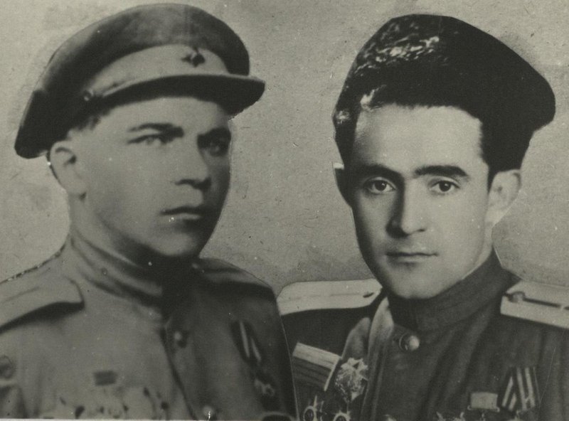Портрет парный. Разведчики 140-й стрелковой дивизии. И.Н. Тупиков, офицер (слева) и В.Д. Фисатиди, командир разведроты, капитан