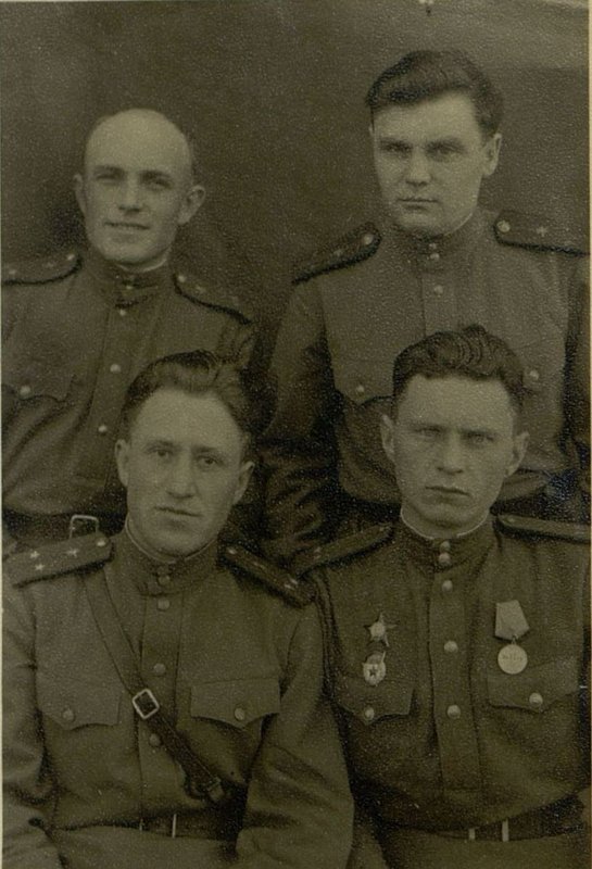 Image: Communications officers: sitting (from left to right): Lieutenant V.A. Leshchev and Guards Lieutenant N.F. Gladkov (company commander), standing: Lieutenant E.I. Vesyagin and Lieutenant Zhivodrov