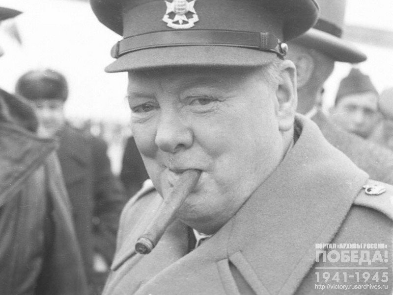 Премьер-министр Великобритании У. Черчилль, прибывший на Крымскую конференцию, на аэродроме
