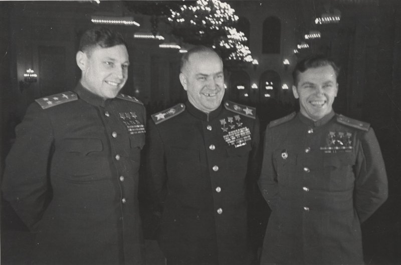 «Полковник А.И. Покрышкин, маршал Г.К. Жуков и майор И.Н. Кожедуб в Большом Кремлёвском дворце.»