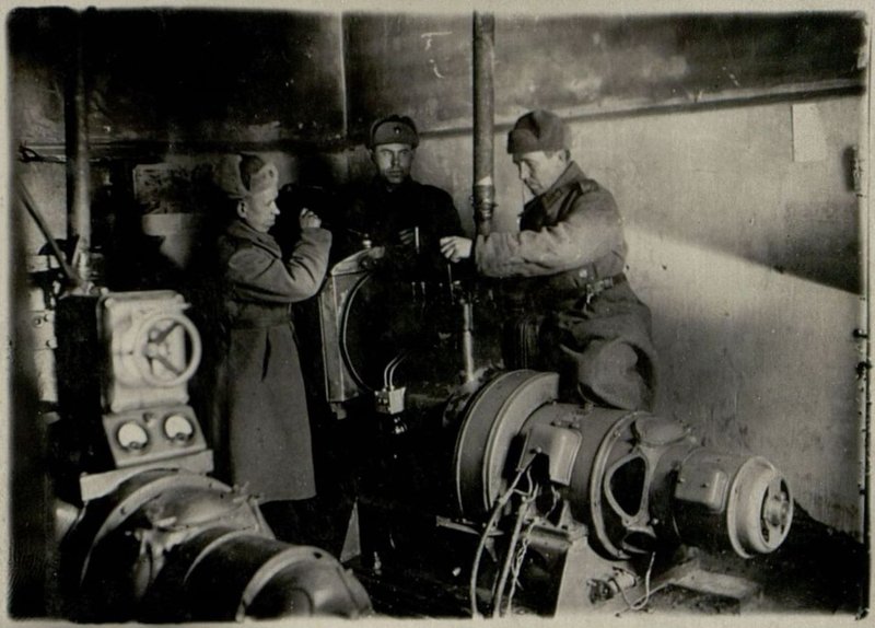 Image: Sergeant Savelyev's calculation at the repairing of the power plant engine