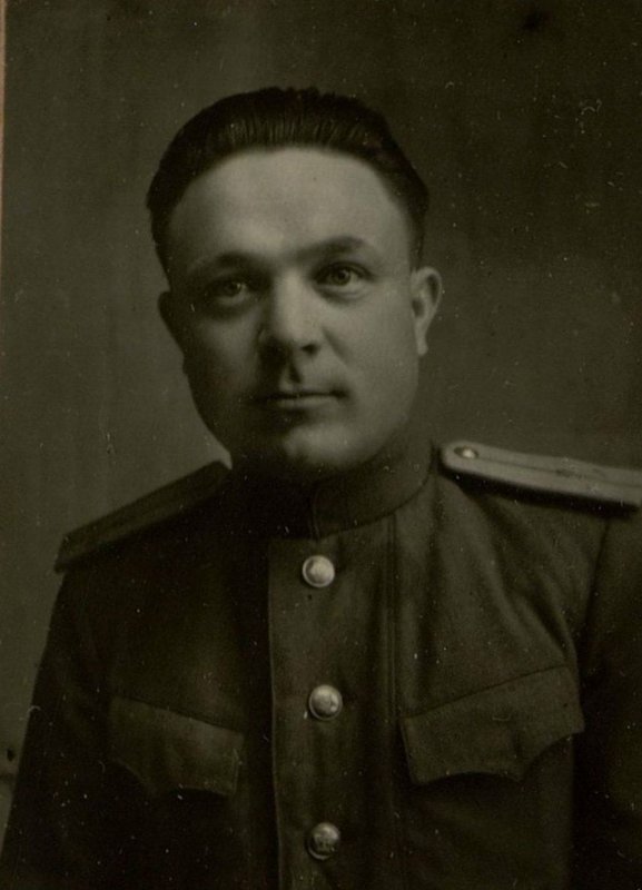 Фотография: Парторг полка старший лейтенант Кальменьтьев