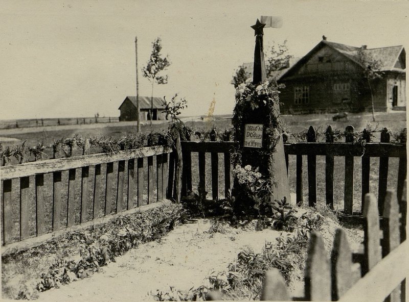 Фотография: Могила подполковника Журавлева, погибшего в сентябре 1943 г., при освобождении села, с. Бартоломеевка, Ветковского района