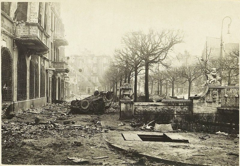 Фотография: Гдыня. Поврежденное здание и разбитая автомашина с боеприпасами. (патроны калибра 7,92 бомбы АО-25)