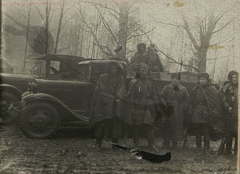 Image: The delegates of the workers of Yaroslavl, comrades Volovov and Zhiltsov (in the picture on the right), brought gifts to the soldiers of our division. (October 1941)