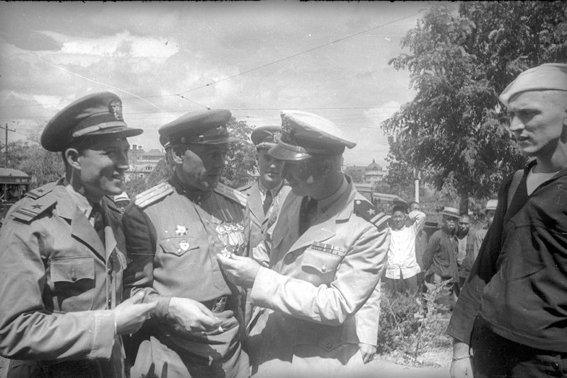 Советские военные с союзниками в Харбине