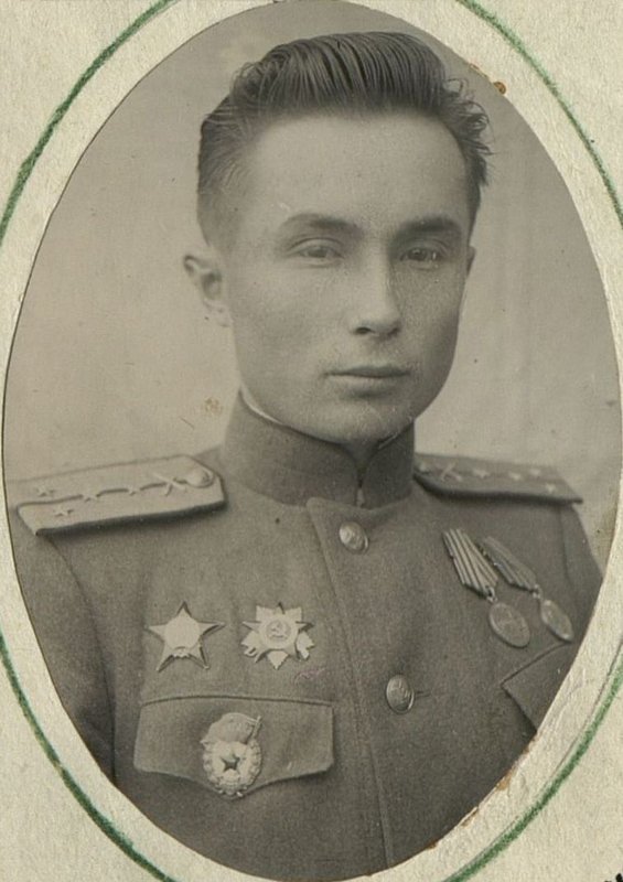 Фотография: Начальник топослужбы гвардии капитан Данилов