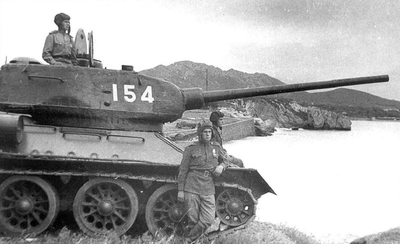 Танки Т-34-85 6-й советской гвардейской танковой армии на побережье Ляодунского залива