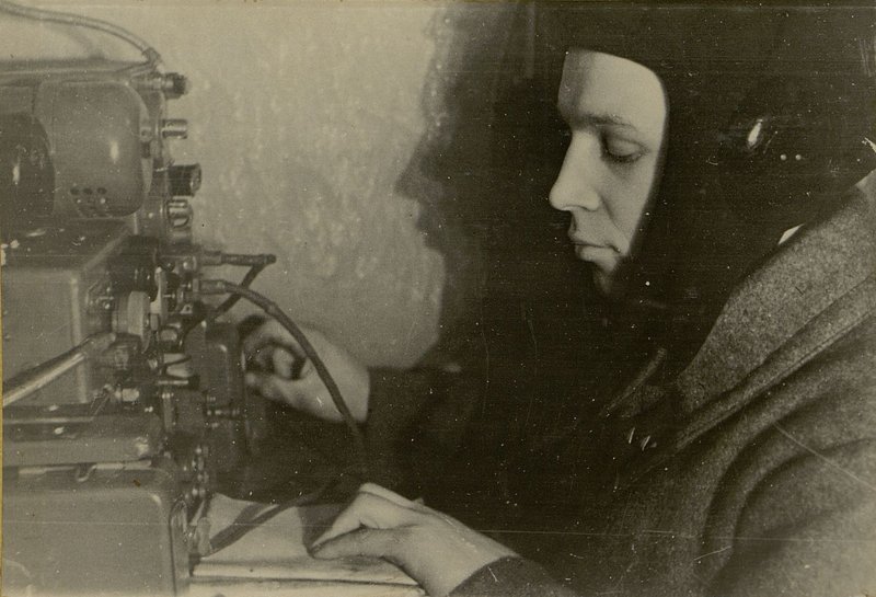 Image: The scout is watching through a stereoscopic tube from the commander's cabin of an armored train
