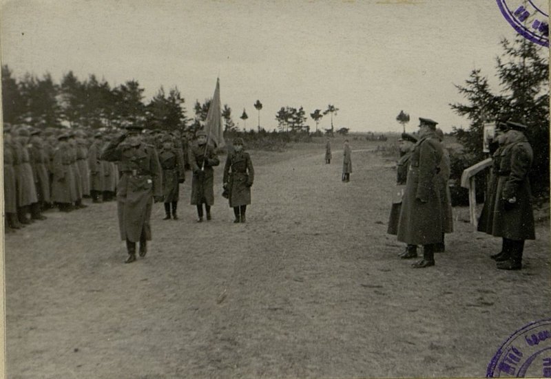 Фотография: Полковник Урванов с знаменем проходит части бригады