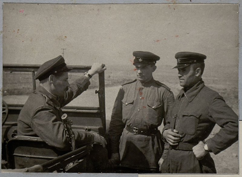 Фотография: Командир полка подполковник Троицкий И.В. проверяет готовность машин в рейс. Справа: Подполковник Бонюшко З.В. В центре: Старший лейтенант Глаголев