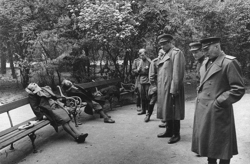 Парк у здания парламента. Генерал Дмитрий Шепилов на месте коллективного самоубийства семьи нациста. Вена