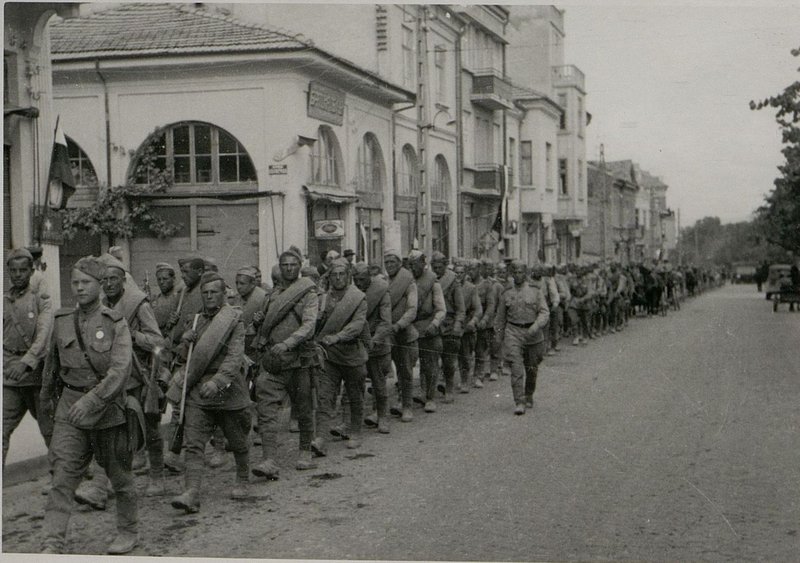 Фотография: Войска армии вступили на территорию Румынии