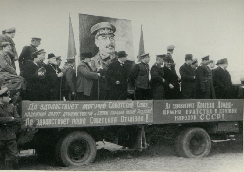 Фотография: Генерал-полковник товарищ Бюрюзов вручает ордена Советского Союза болгарским генералам и офицерам