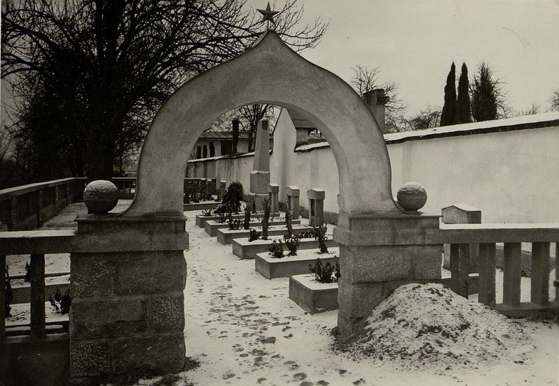 Фотография: гор. Иббс. Вход на кладбище