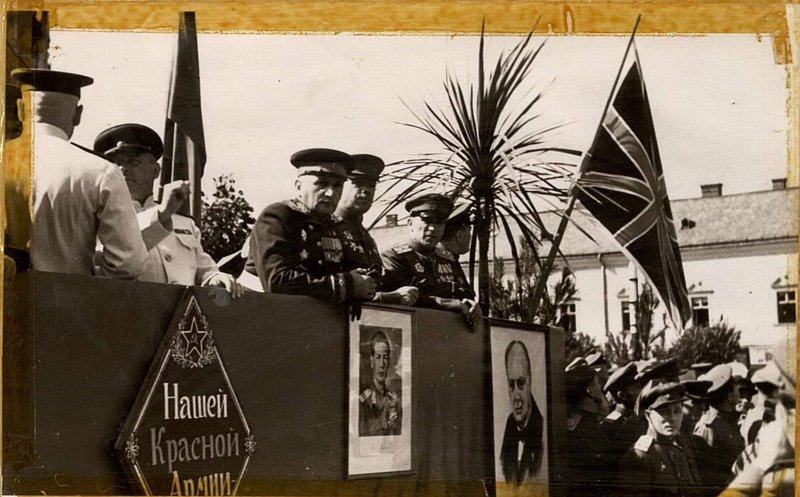 Фотография: Военный совет армии и командование корпуса принимает парад