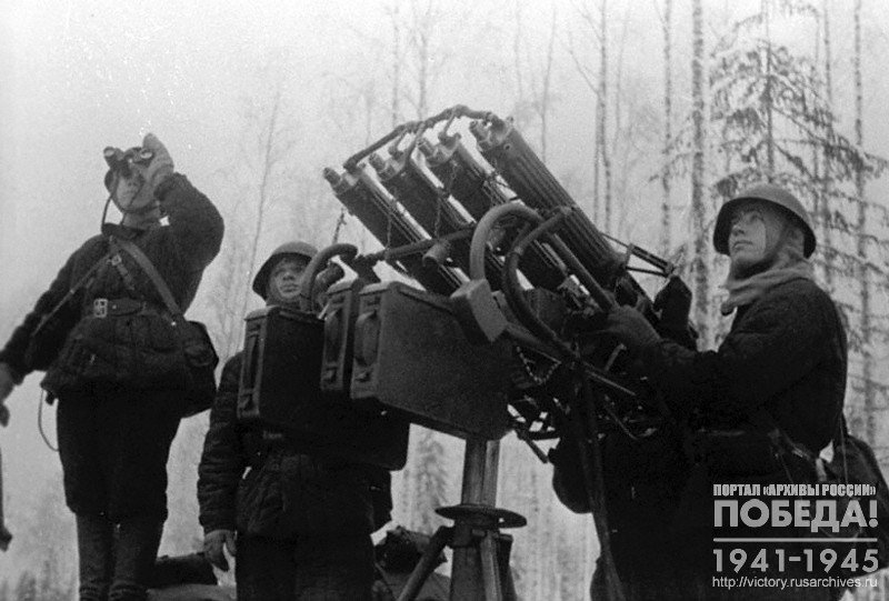 Пулеметный расчет лейтенанта Ф.А. Игнатьева на огневой позиции у счетверенного пулемета