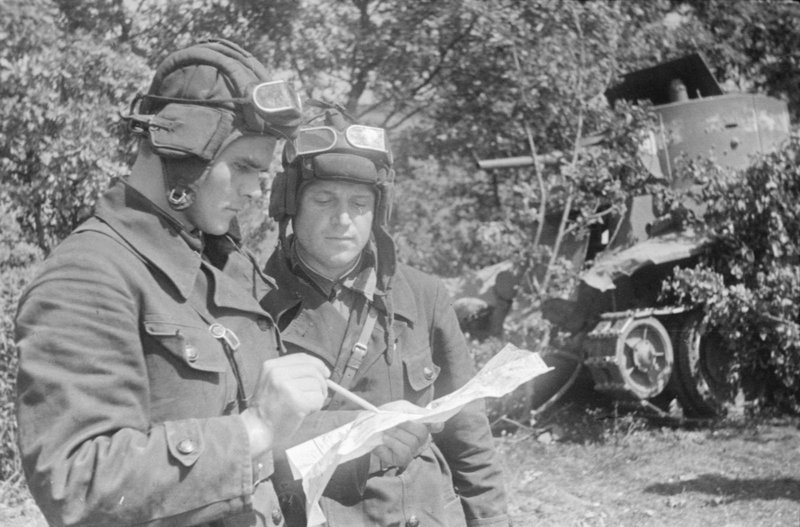 The tank commander Sergeant Major Logachev sets a combat mission to the driver-mechanic and a Komsomol member F.E. Morgunov