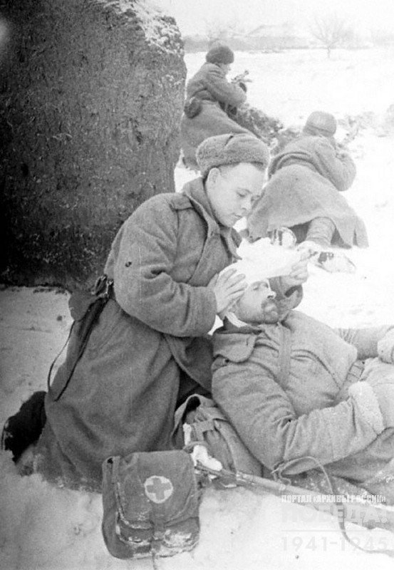 Chief of the medical service Lisenko V.F.  bandaging the wounded