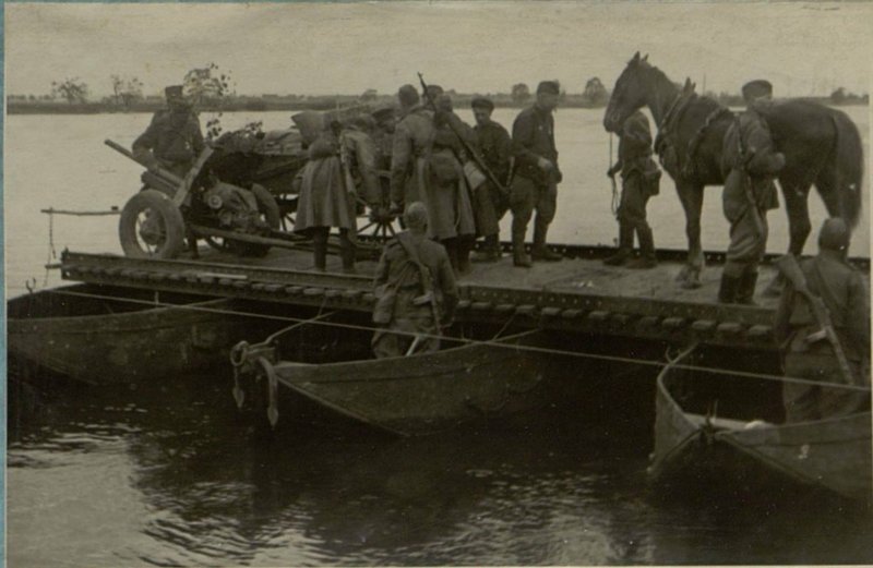 Фотография: Бойцы роты гв. лейтенанта Круглякова (40 стрелкового полка 121 гвардии стрелковой дивизии) и артиллеристы гв. капитана Кашина форсируют Эльбу