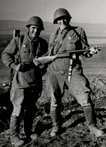 Гвардии красноармейцы, разведчики 9 стрелковой бригады К.А. Кадич и Ю.Г. Долубеков