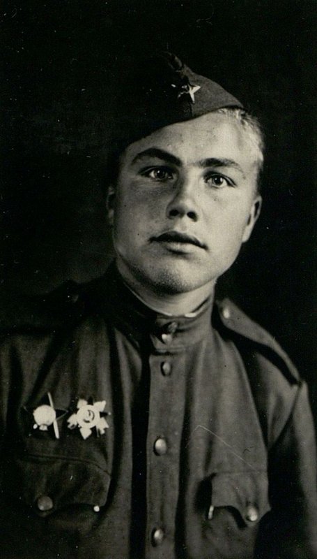 Фотография: Лейтенант Владимир Семенович Епишев, коммунист