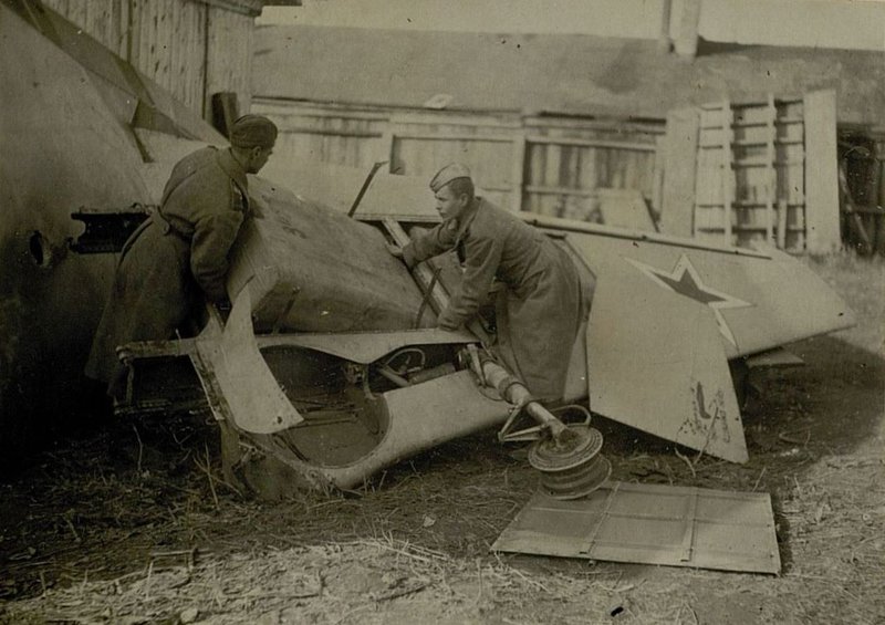Фотография: Разделка самолета ЯК-9, 33 отдельная техническо-эвакуационная рота (ОТЭР)