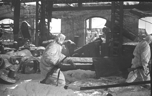 Поиск противника в разрушенном заводском цеху (Сталинград)