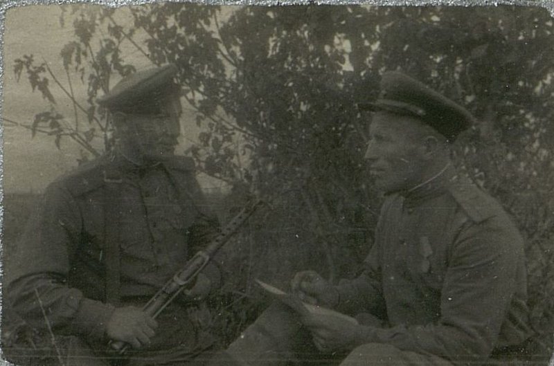 Фотография: Член Всесоюзной Коммунистической партии большевиков товарищ Шунаев пишет рекомендацию для вступления кандидатом в члены Всесоюзной Коммунистической партии большевиков товарищу Рогову