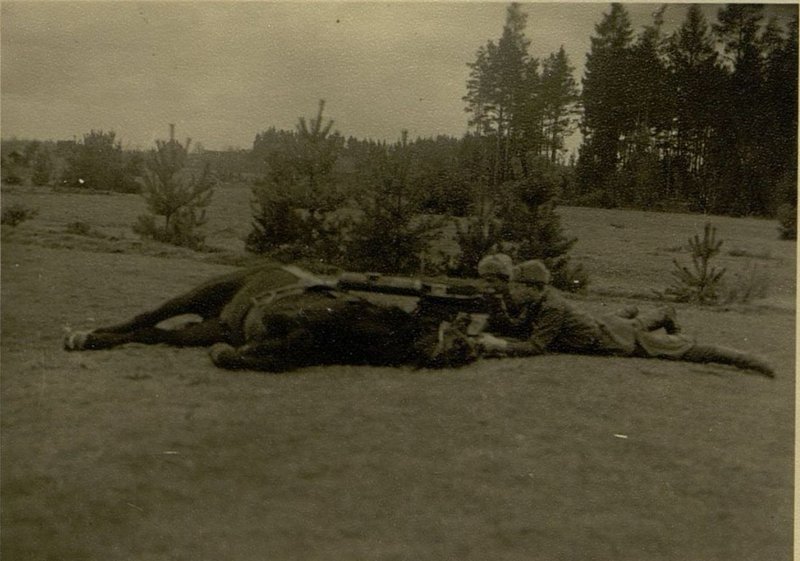 Фотография: Учеба офицеров: капитан Смирнов и капитан Кузнецов за станковым пулеметом на верховом коне