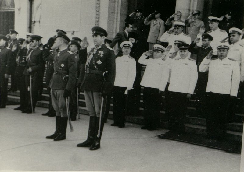 Фотография: Генерал-полковник товарищ Бюрюзов вручает ордена Советского Союза болгарским генералам и офицерам
