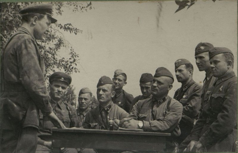 Фотография: Заседание партийного бюро в части пол-ка Аникушкина