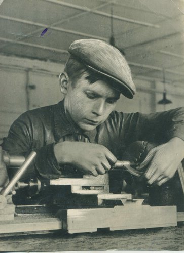 Карманов - бригадир комсомольской фронтовой бригады выполняет норму на 241%. 1941-1945 гг. ТАССР