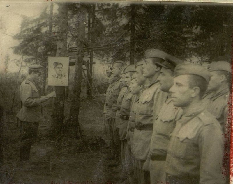 Фотография: Старшина батареи 76 м/м пушек Алейников производит вечернюю перекличку личного состава батареи, где служил и пал смертью храбрых Старший Сержант  Поставнев