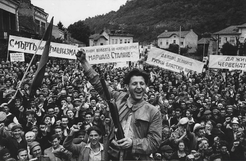 «Ликующая Болгария». Коча Караджев, командир партизан. Ловеч, 1944 г.