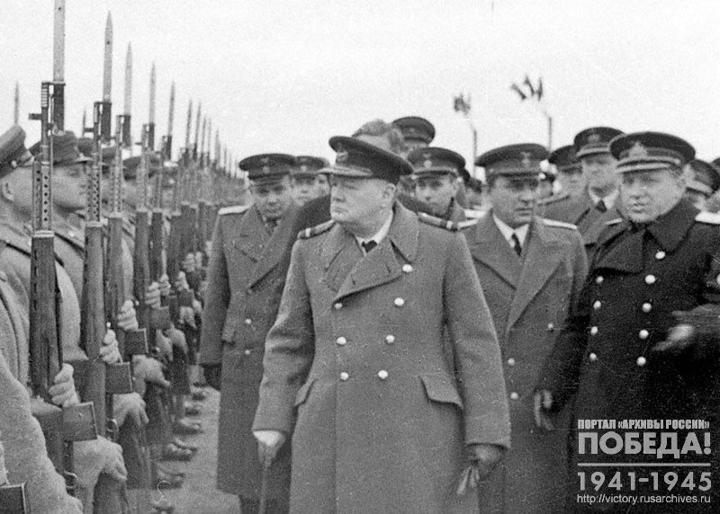 Премьер-министр Великобритании У. Черчилль и сопровождающие его лица обходят строй почетного караула в день прибытия английской делегации на Крымскую конференцию