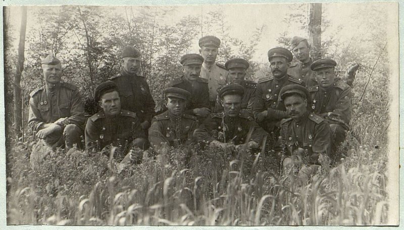 Фотография: Гвардии подполковник Вишневский (в центре) с группой политработников