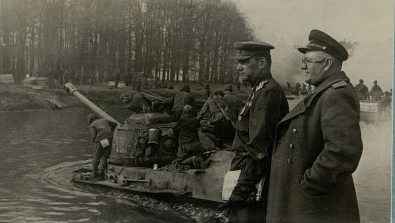 Фотография: Танки форсируют реку Шпрее. За переправой через Шпрее наблюдают дважды Герои Советского Союза полковник Якубовский и генерал-майор Королев