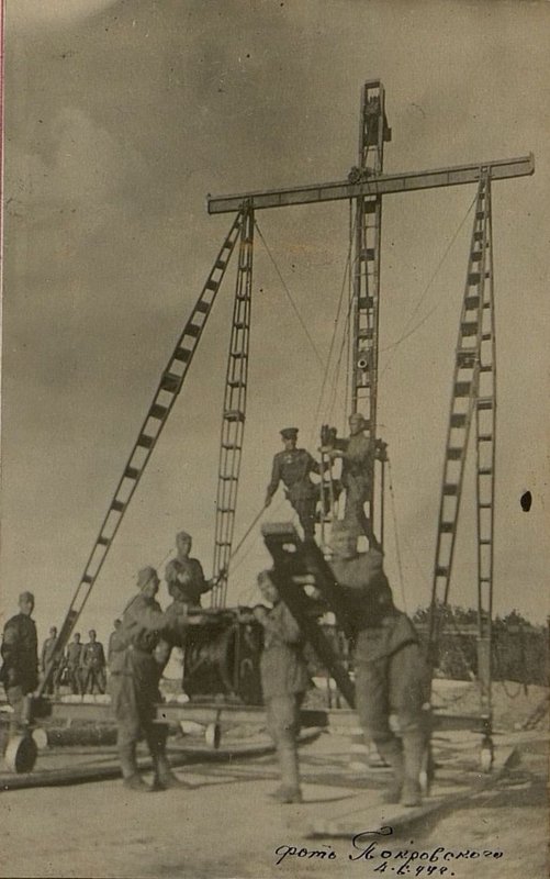 Фотография: Забивка свай копром. на мосту через овраг. Забивку свай и строительство моста производил взвод гвардии лейтенанта Анидалова 3-я инженерная рота