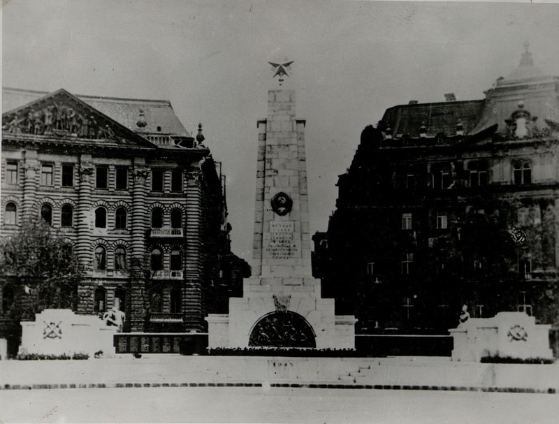 Фотография: Памятник-монумент павшим офицерам Советской Армии (5 район)