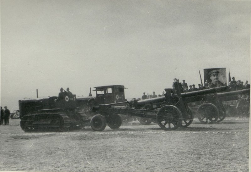 Фотография: Генерал-полковник товарищ Бюрюзов вручает ордена Советского Союза болгарским генералам и офицерам