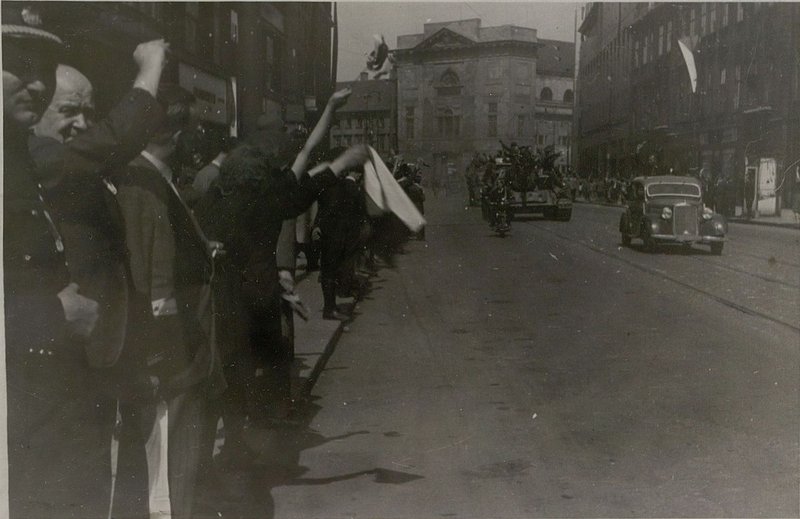 Фотография: Восхищенные первоклассной советской техникой жители Праги приветствуют проходящие части нашей армии