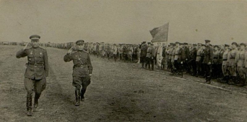 Фотография: Смирно! Равнение налево!