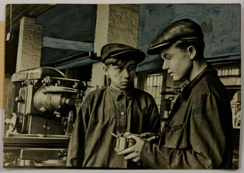 A.Safargaliev, Stahanovite, Miller of 5th mechanical plant “Mekhkombinat”, teaches young worker V. Petryaev. Kazan
 June 24, 1941.