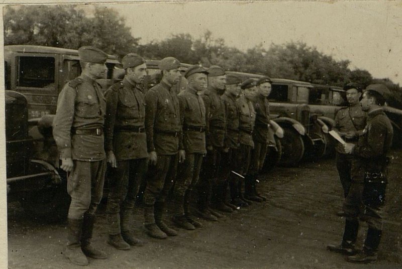 Image: The head of the convoy sets a task for the drivers of the convoy